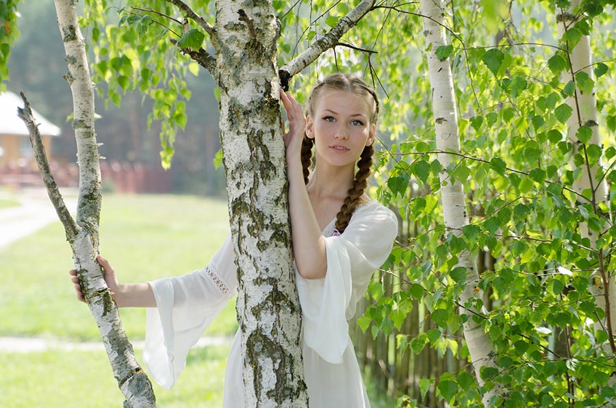 Women in Slavic costumes in Yushu