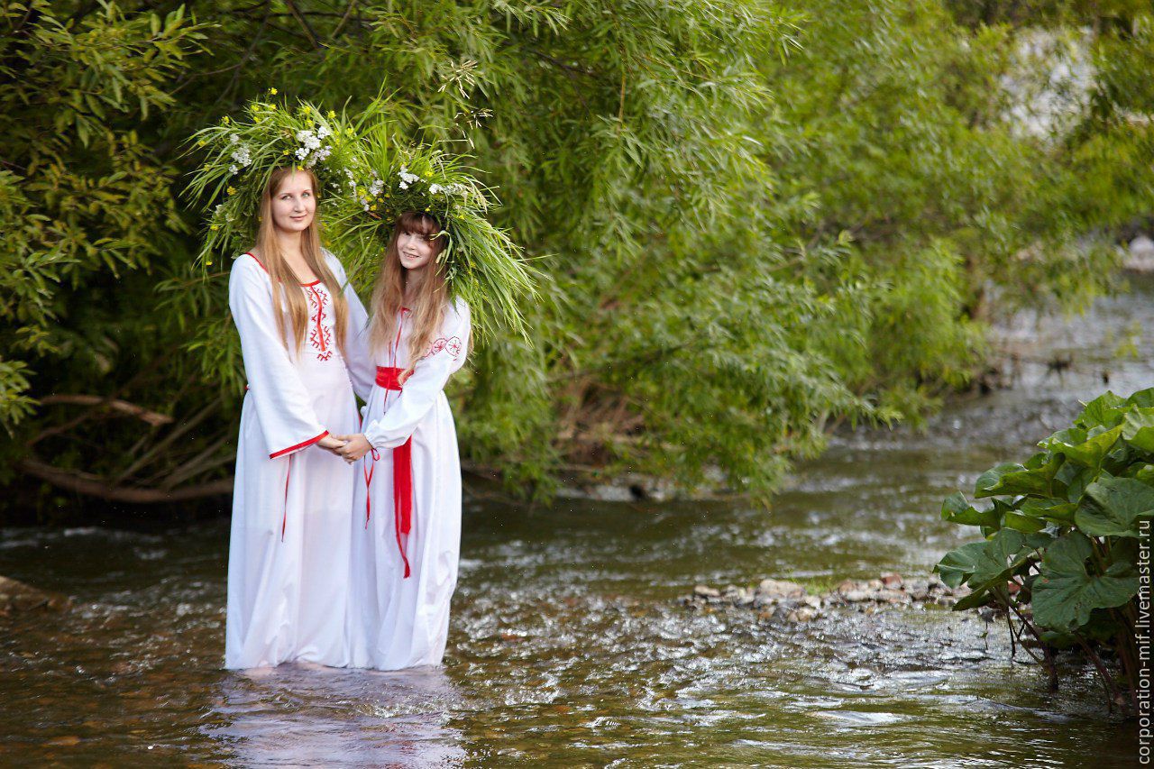 Women in Slavic costumes in Yushu