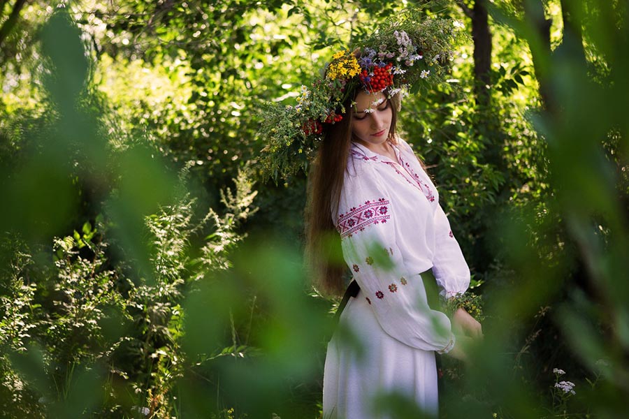 Model Girls in Slavic costumes in Yushu