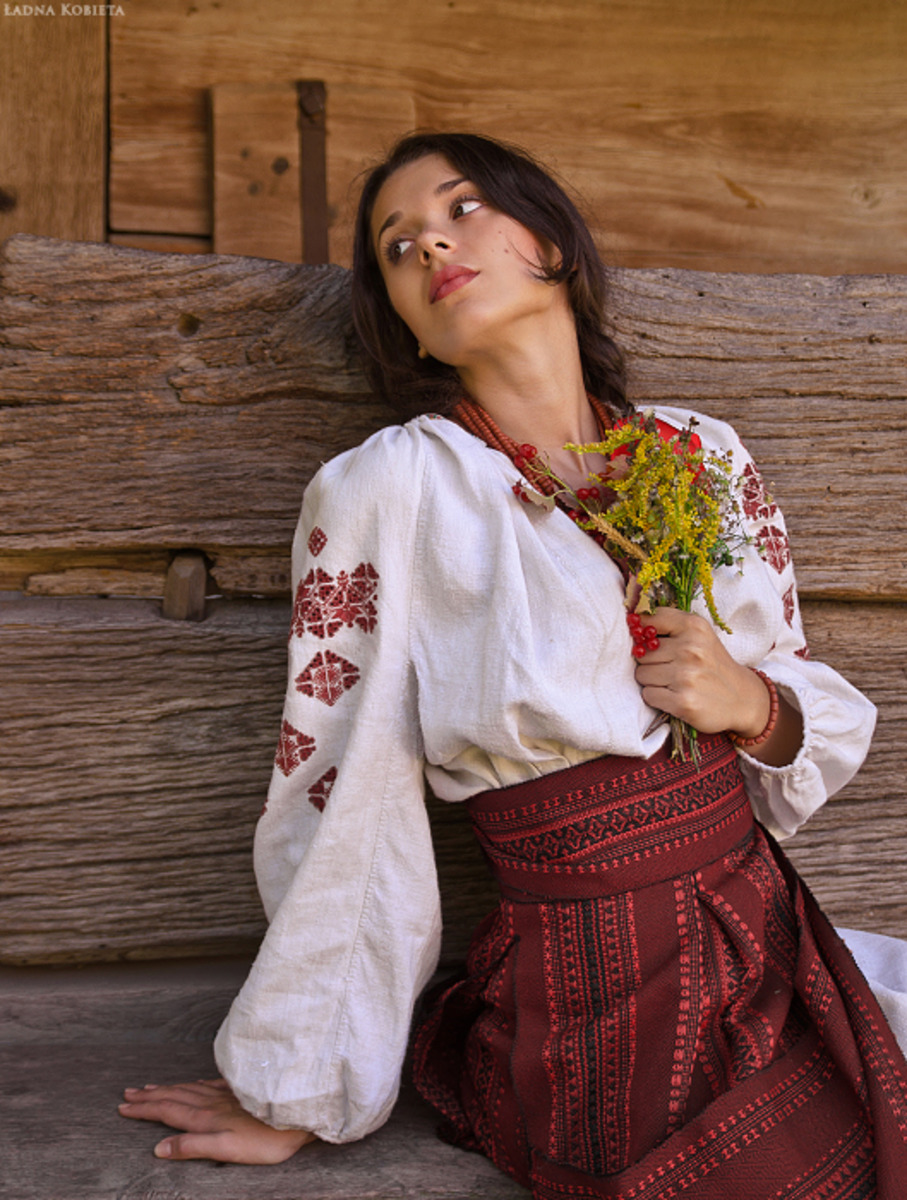 Girls in Slavic costumes in Yushu