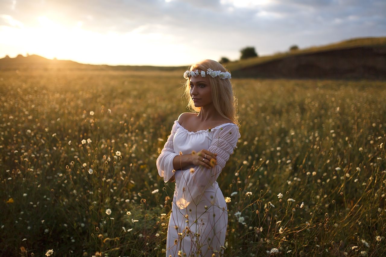 Girls in Slavic costumes in Yushu