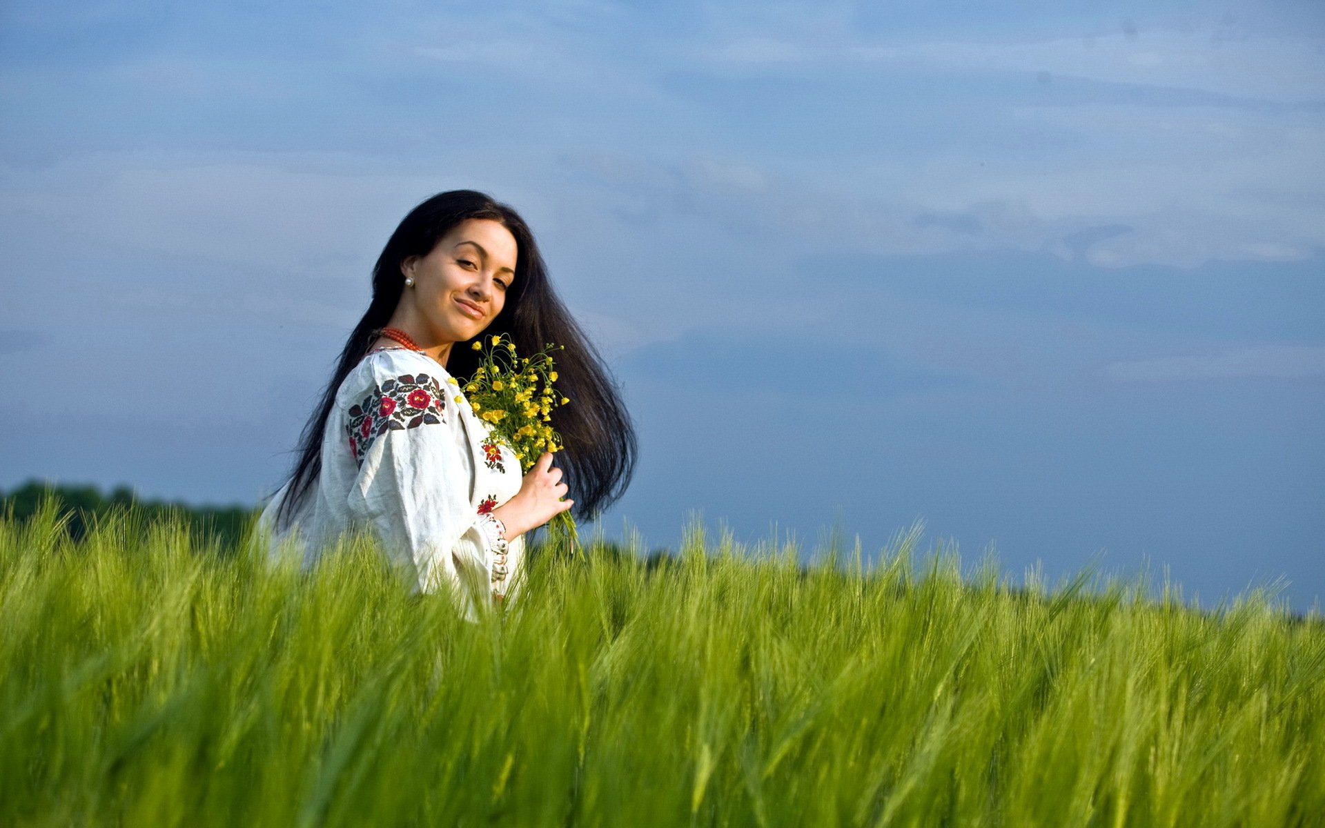 Girls in Slavic costumes in Yushu