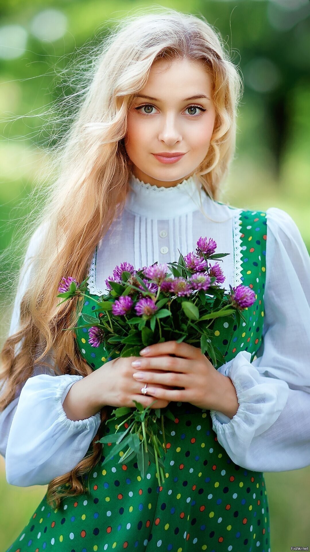 Girls in Slavic costumes in Yushu