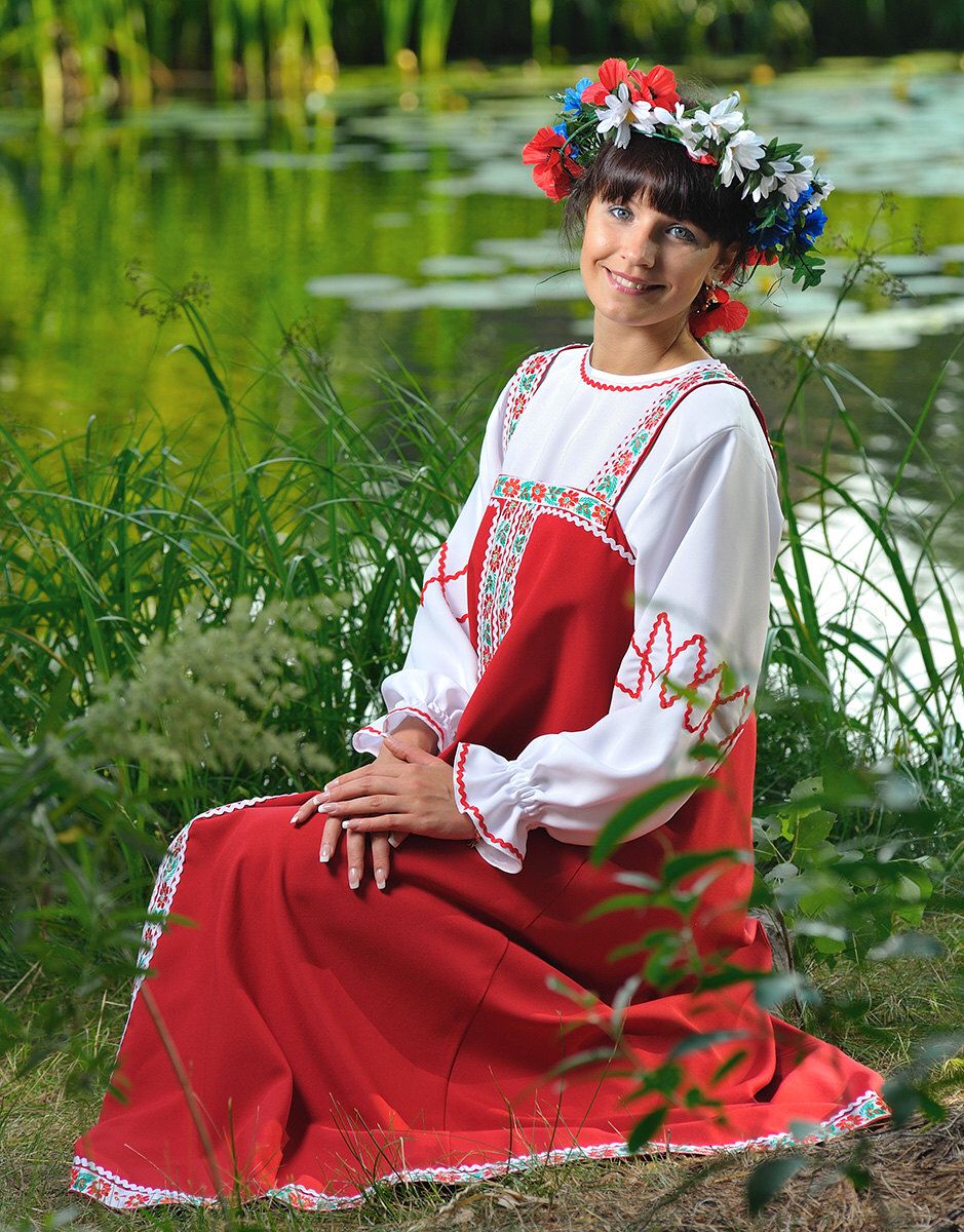 Beautiful girl Girls in Slavic costumes in Yushu